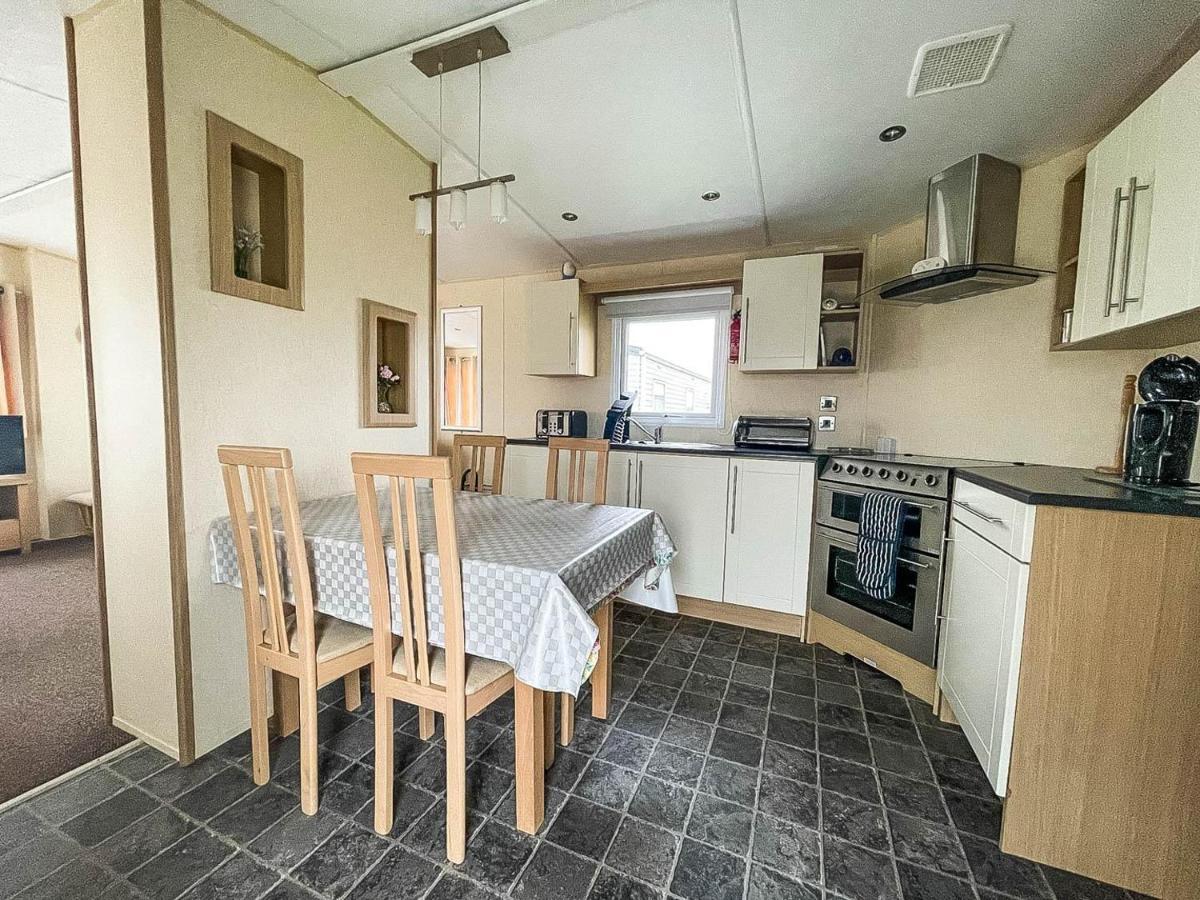 Lovely Caravan With Decking At Heacham Beach In Norfolk, Sleeps 6 Ref 21020C Exterior foto