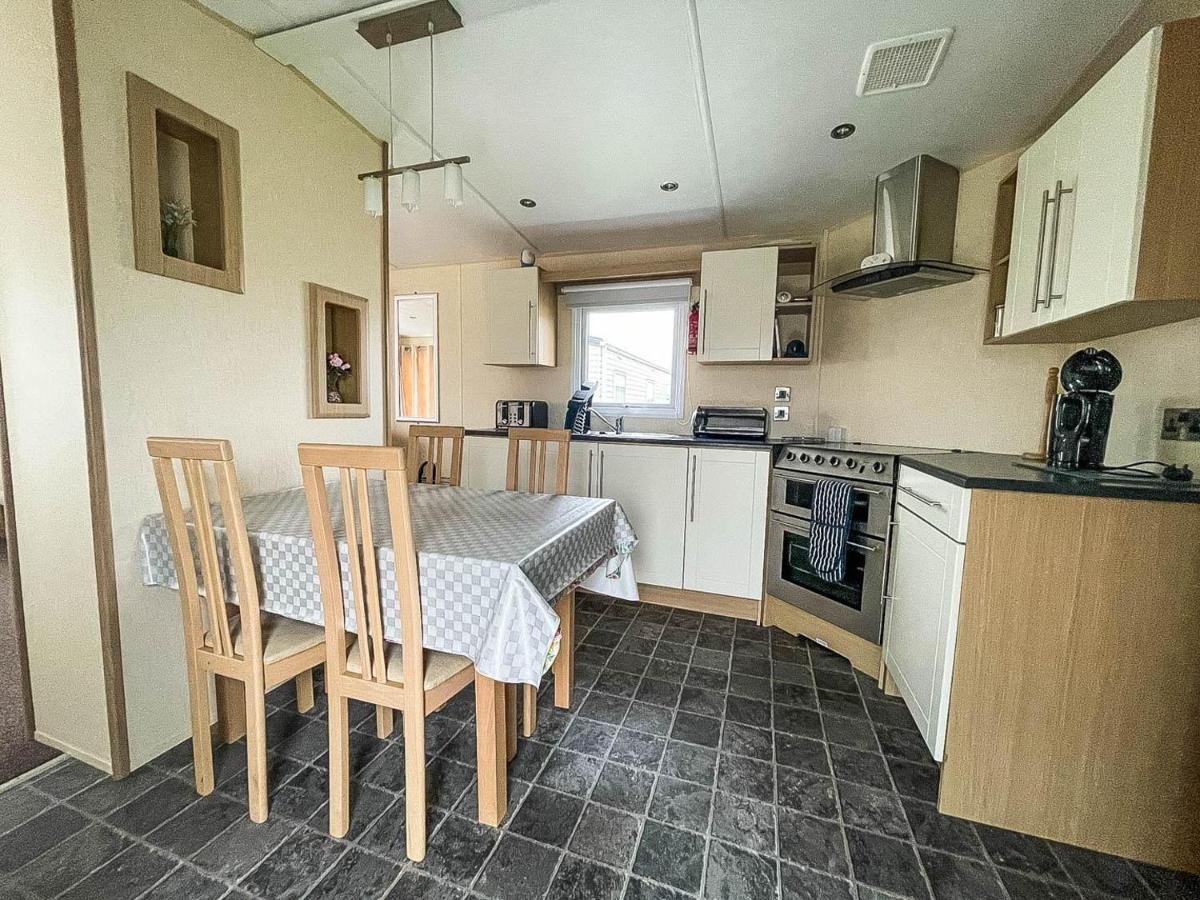Lovely Caravan With Decking At Heacham Beach In Norfolk, Sleeps 6 Ref 21020C Exterior foto