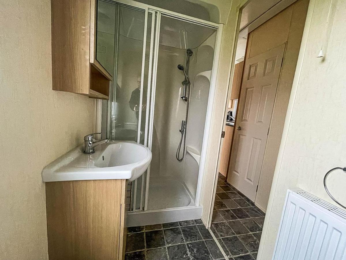 Lovely Caravan With Decking At Heacham Beach In Norfolk, Sleeps 6 Ref 21020C Exterior foto