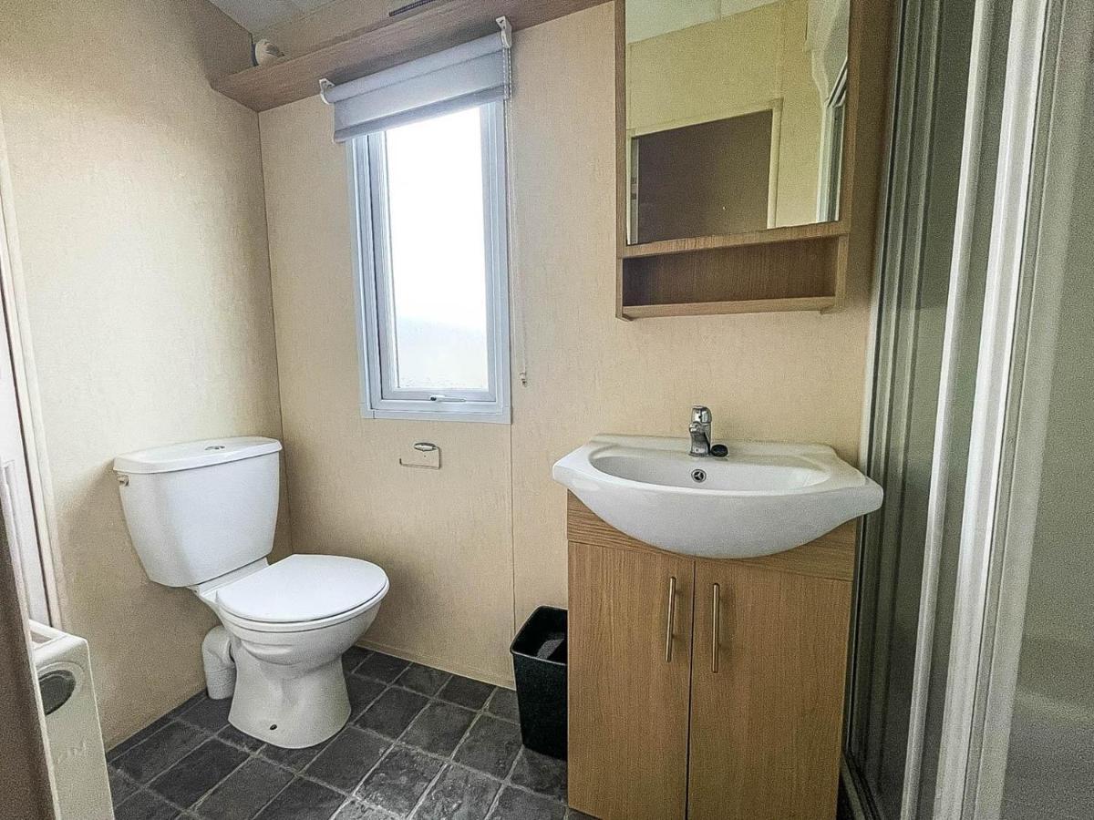 Lovely Caravan With Decking At Heacham Beach In Norfolk, Sleeps 6 Ref 21020C Exterior foto