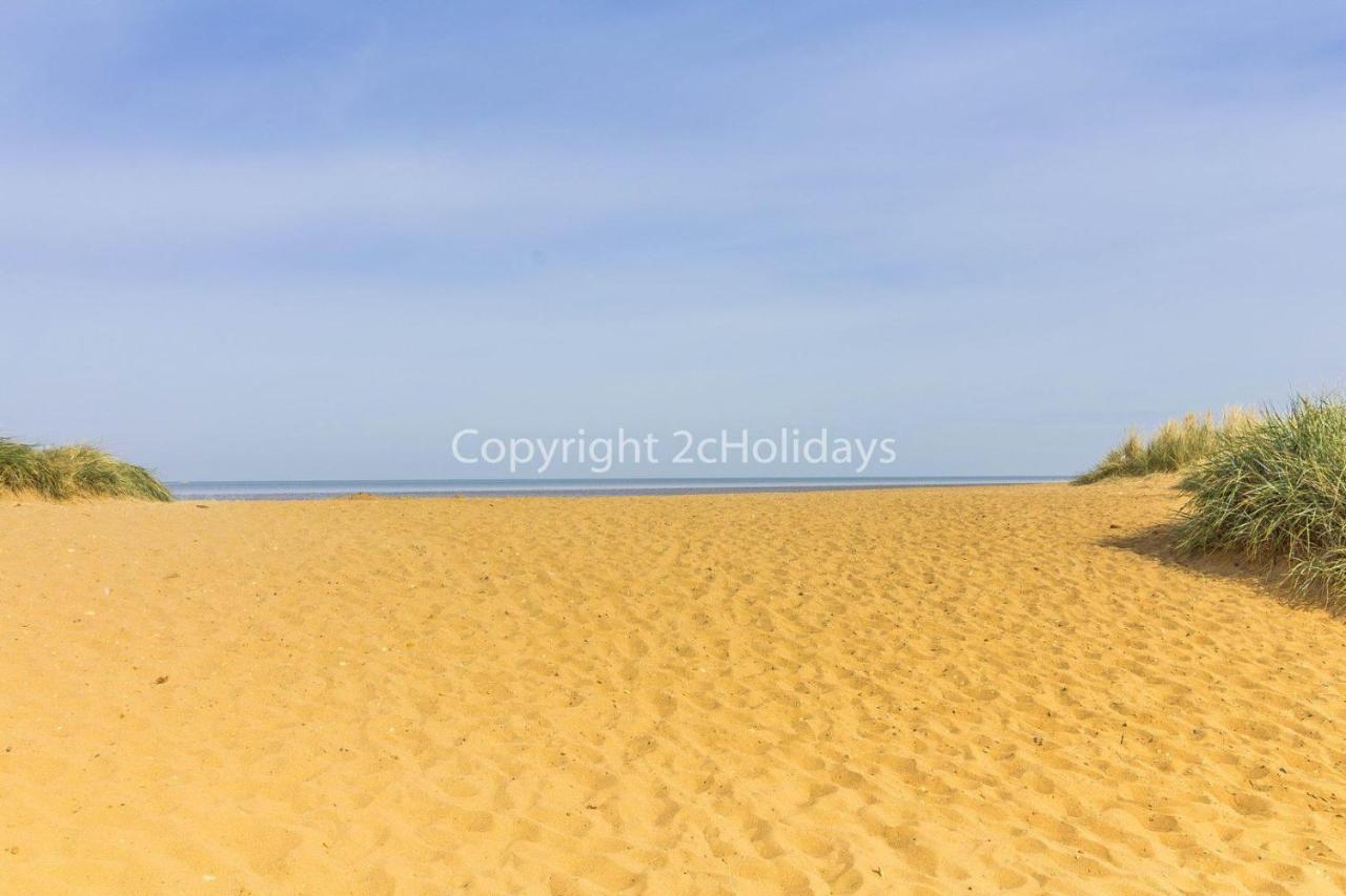 Lovely Caravan With Decking At Heacham Beach In Norfolk, Sleeps 6 Ref 21020C Exterior foto